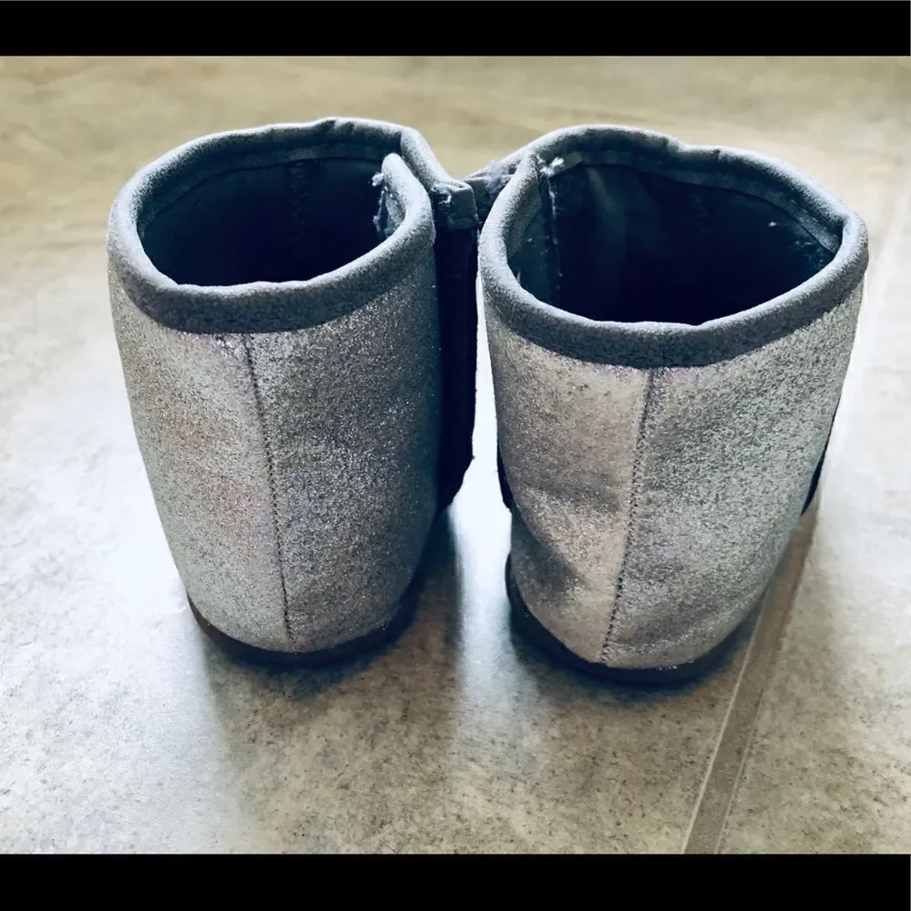 Carter’s gray/ silver boots size 5.5 in GUC